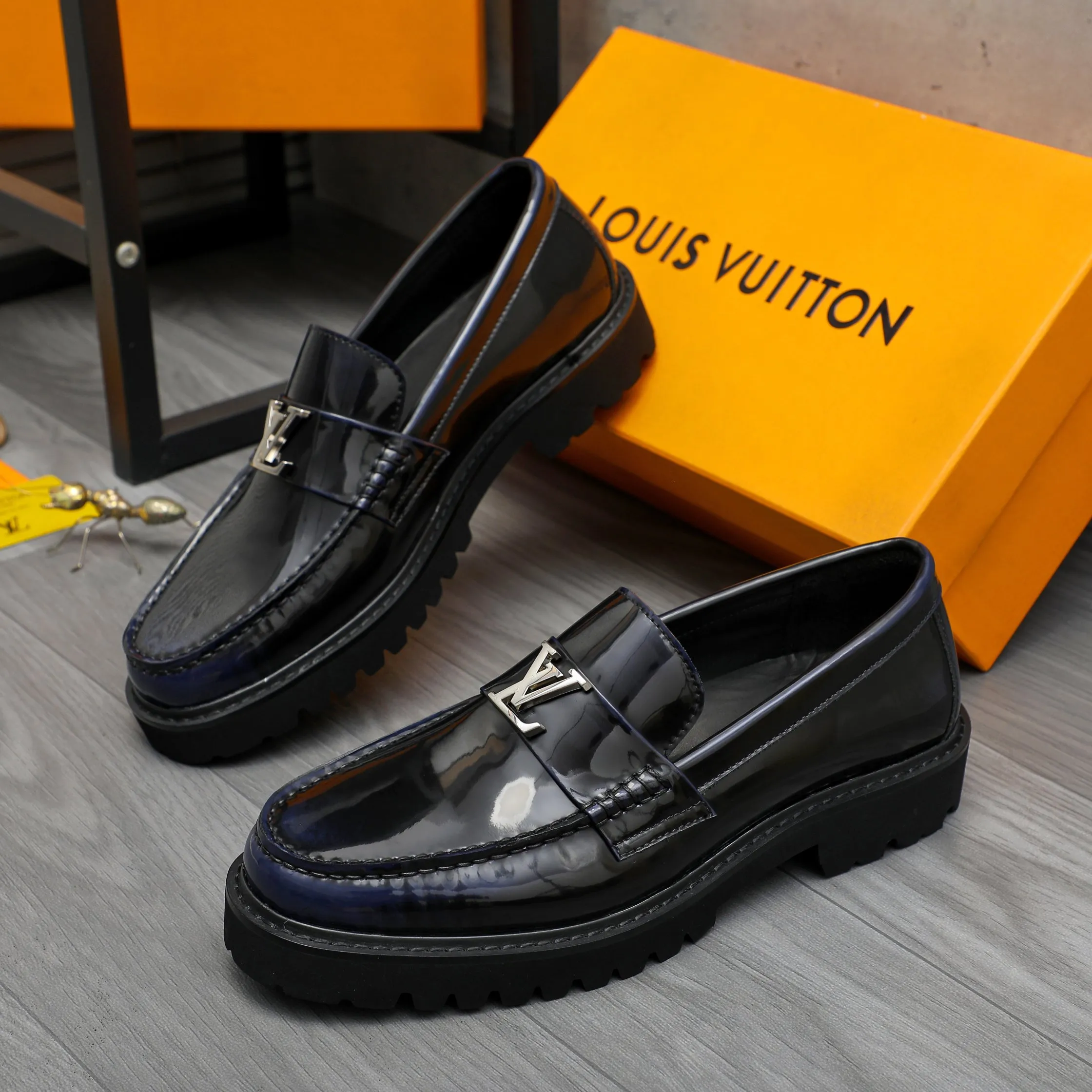 Men's shoes 💰p480 Product trademark: LV (Louis Vuitton) business slip-on leather shoes Regular size: 38-45 (45 is custom-made and non-returnable) Product materials: Selected high-quality color-brushed cowhide upper, cowhide lining, original rubber outsole